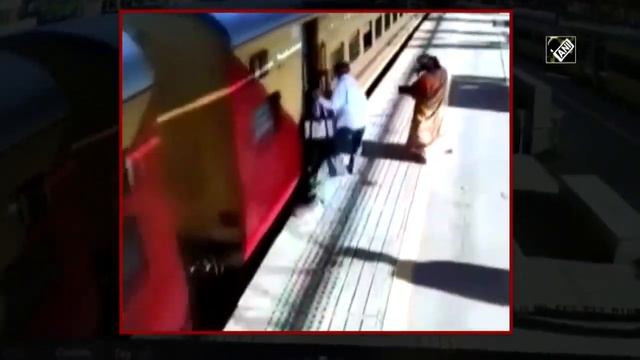 Mumbai News: Woman Slips Trying To Board Moving Train, Passengers Rescue Her смотреть онлайн