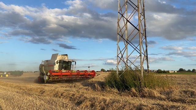 Lexion 560 - The Best Looking Claas Combine Ever? (4k) смотреть онлайн
