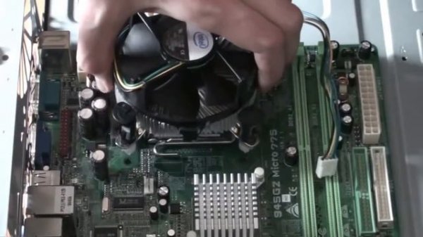 5 Устанавливаем кулер на процессор