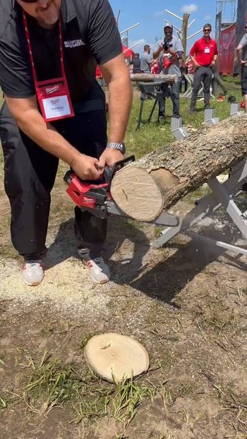 Milwaukee 14” Top Handle Chainsaw - 15M/sec смотреть онлайн