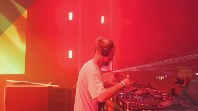 Концерт ЭТМ - Драм & Бейс Электронная Танцевальная Музыка. EDM - Drum & Bass Live DnB Show. смотреть онлайн