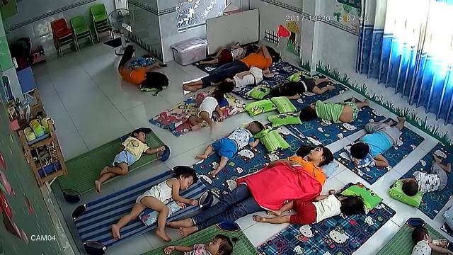BÉ NGỦ TRƯA Ở TRƯỜNG смотреть онлайн
