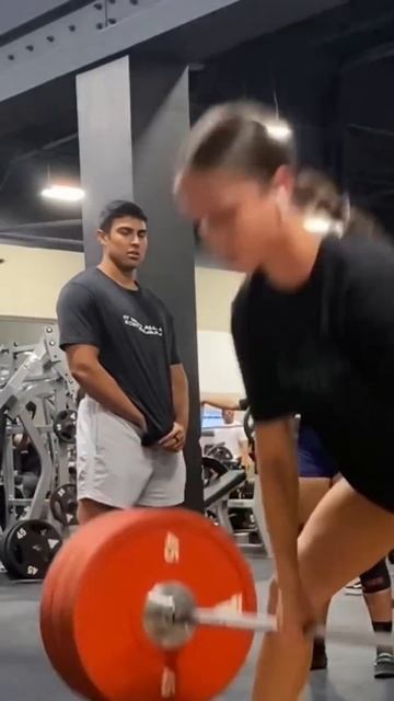 Powerlifting at Commercial Gym смотреть онлайн