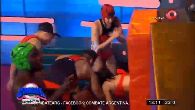 Richard le gana a Mike en el circuito pileta смотреть онлайн