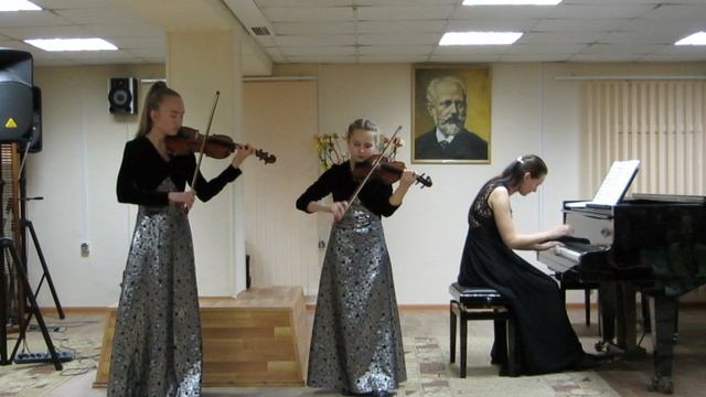 В.Юманс "Чай вдвоём",
И.Фролов "Шутка-сувенир". смотреть онлайн