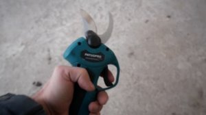 Показываю в работе аккумуляторный секатор PATUOPRO и готовлю ветки для измельчения