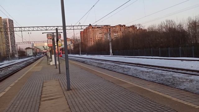 Отправление поезда Иволга и снегоуборочная машина на станции Павшино. смотреть онлайн