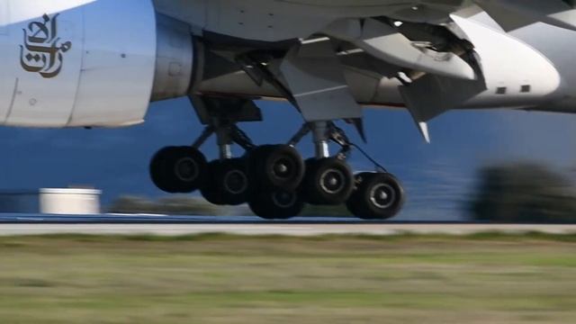 Boeing 777 slomo touchdown @ LGAV смотреть онлайн