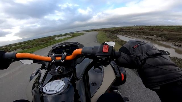VOILÀ UNE MOTO-NEIGE POUR LE BITUME ! - Essai Can-Am Spyder F3-S Special Series 2020 - ErDoZz смотреть онлайн