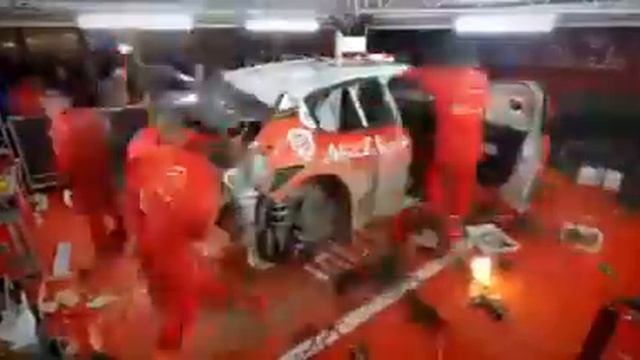 Механики Citroen за три часа приводят в рабочее состояние перевернувшийся гоночный болид смотреть онлайн
