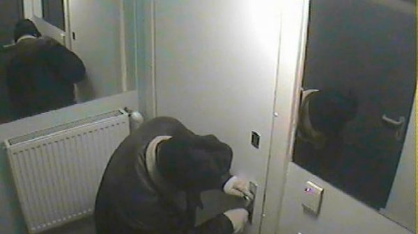 Вор-домушник за работой