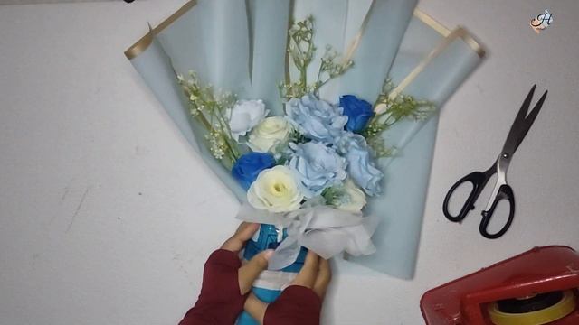 TUTORIAL MERANGKAI BUKET BUNGA NUANSA BIRU SIMPLE WRAPPING 2,5 LEMBAR KERTAS CELLOPHANE смотреть онлайн