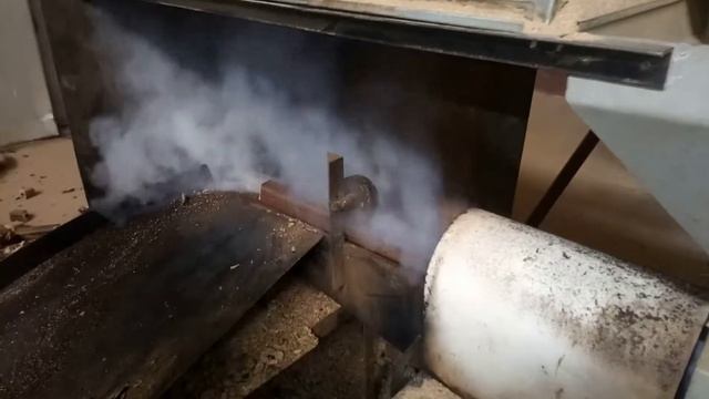 Преса за производство на екобрикети Pini Kay: зареждане на суровини и готова продукция смотреть онлайн