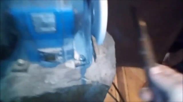 довожу грани на якутской трёх гранной пешне на наждаке после выточки балгаркой . смотреть онлайн