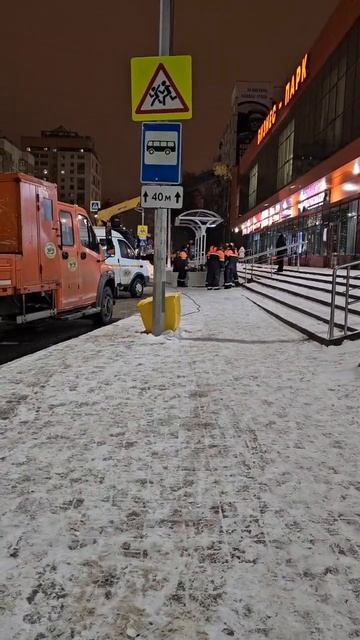 В Белгороде начали укреплять остановки бетонными блоками и мешками с песком. смотреть онлайн