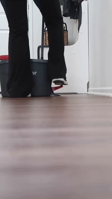 CLEAN WITH ME CLEANING MOTIVATION | HOW I USE THE OCEDAR MOP BUCKET #cleanwithme #cleaningmotivatio смотреть онлайн