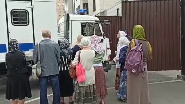 Верующие пришли поддержать иеромонаха Сергия в суде: видео смотреть онлайн