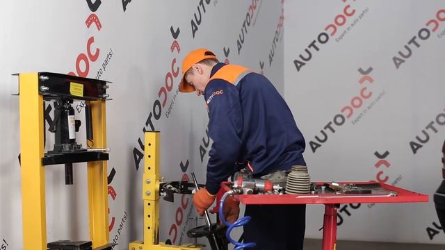 MERCEDES-BENZ C W203 első lengéscsilapító és rugó csere [Tutoriel] смотреть онлайн