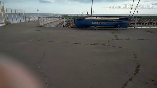 На пирсе тихо в час ночной