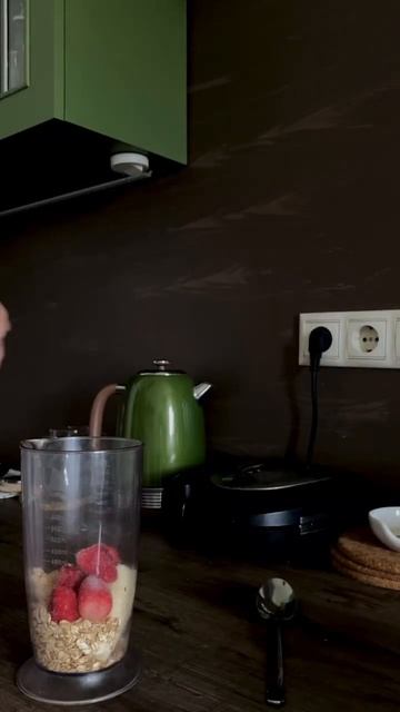 смузи: овсянка, банан, клубника, овсяное молоко #смузи #рецепт #лайф смотреть онлайн