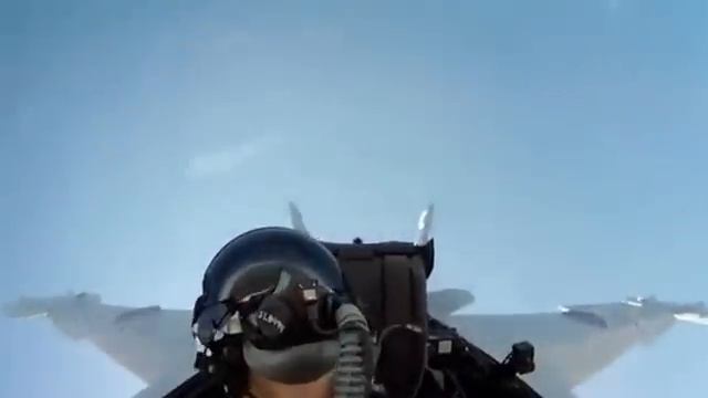 Красивый полет на F-18. Beautiful flight on F-18 смотреть онлайн