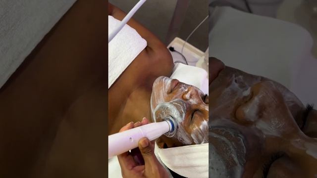 WANT GLASS SKIN? The Hydra-facial is the ultimate treatment 💦 смотреть онлайн