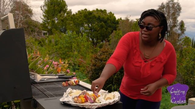 GRILLING WITH CARLINA: MY DAD'S SPICY CHICKEN KABOBS смотреть онлайн