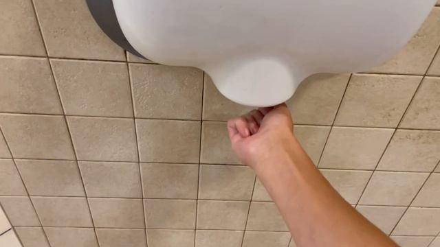 Excel Dryer Xlerator/ECO Hand Dryers @ Great Lakes Mall (Food Court) - Mentor, OH смотреть онлайн