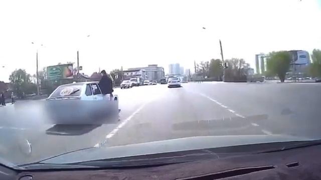 Астраханец высунулся из окна машины и получил штраф смотреть онлайн