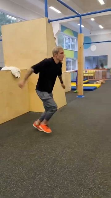 Прыжок в высоту на свой рост #shorts #highjump смотреть онлайн