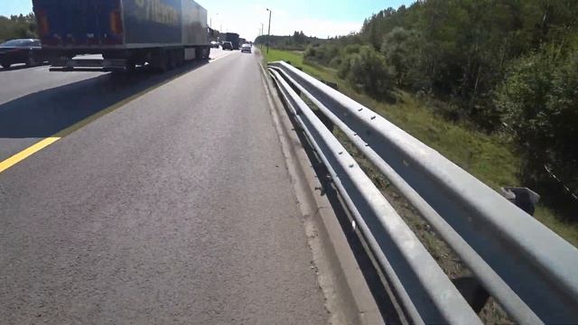 Остросюжетный проезд сквозь пробку по Е105 на вело с 65Т (Through traffic jam on bicycle with 65T) смотреть онлайн