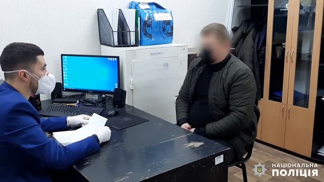 У Миколаєві поліцейські викрили таксиста, який став учасником шахрайської схеми смотреть онлайн
