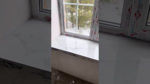 Подоконники выполняют роль радиаторов отопления. В основании проходят трубыдля водяноготеплоносител