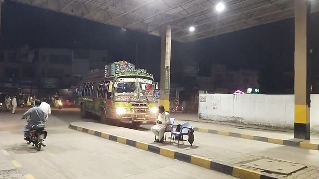 Full splendor of the arrival of excellent buses in Lari Adda Faisalabad 10 o'clock at night. смотреть онлайн