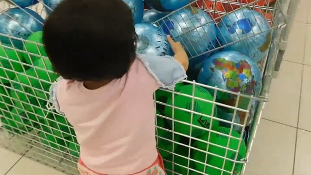 Изненада за Мира - на шопинг в магазин за играчки смотреть онлайн