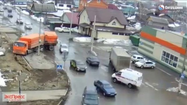 Грузовик с прицепом не смог развернуться