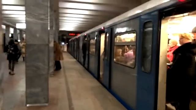 ОКА 81-760/761 на станции метро Профсоюзная (ОКА НА КРЛ) смотреть онлайн
