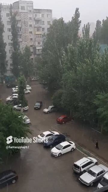 У нас ливень идёт #shorts #погода #дождь #ливень смотреть онлайн