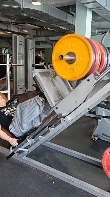 Клуб ,, Сила " ✊👍💪 Жим ногами! Дежурные 300 кг 💪Всем силы друзья 💪💪💪 смотреть онлайн