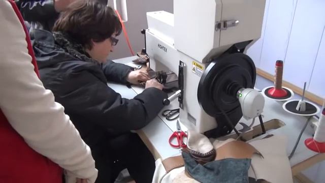 VIDEO MAQUINA HIGHTEX (Cowboy Sewing Machine ) MOD. 204-102 MD DE COSER PESADA DE COSTURA DECORATIV