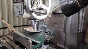 MrAnatol Rascu Как работает фрезерный станок в паре с дисковой фрезой#metal #machine #technology