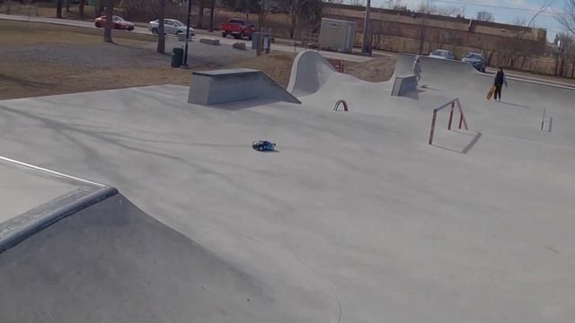 LATRAX PRERUNNER RC AT THE SKATEPARK! |JUMPS AND STUNTS, BASH смотреть онлайн
