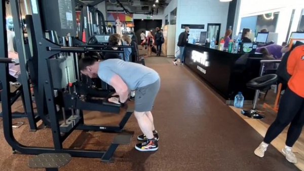 Упражнение на трицепс. Жим платформы гравитрона.