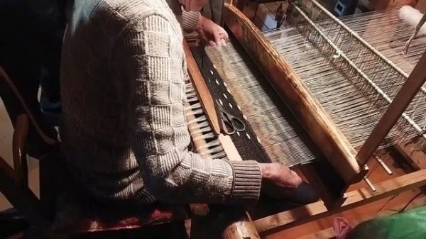 Как ткут на настоящем ткацком станке.