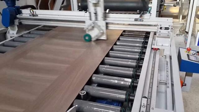 Видео работы кашировальной линии на панели с обрезкой панелей смотреть онлайн