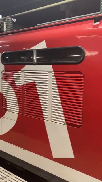 09.07.2023 года.Мини-видео.Тепловоз серии ЭФ81/EF81 поезда «Кассиопея» на станции Ояма. смотреть онлайн