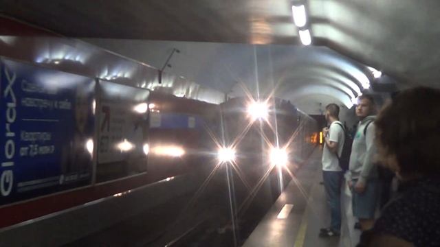 Метропоезд 81-714/717 Номерной станция Невский Проспект смотреть онлайн