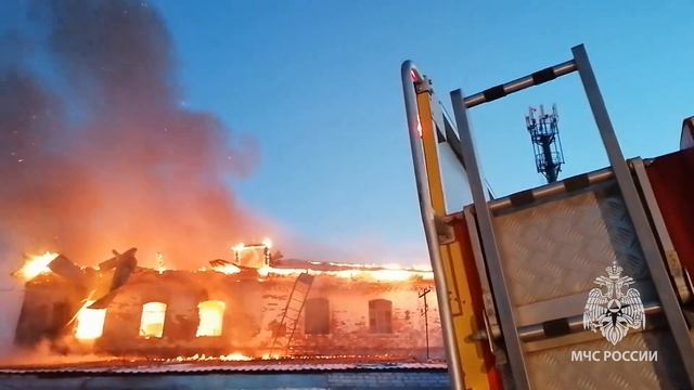 21-11-2022_Ликвидация пожара по улице Набережная в Кургане смотреть онлайн