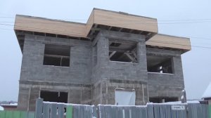 Каркасная плоская крыша на доме из арболита.