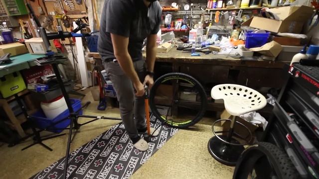 [Tuto] Monter ses pneus VTT Tubeless sans compresseur - On teste 5 solutions смотреть онлайн